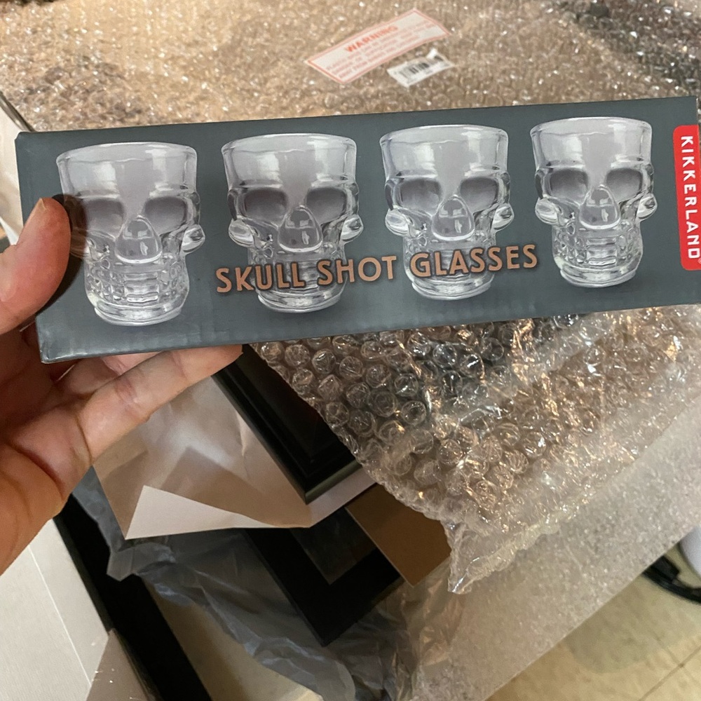 Kikkerland Transparent Skull Shot Glass Set